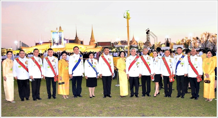 ﻿กรมบังคับคดีเข้าร่วมพิธีจุดเทียนมหามงคลเพื่อถวายราชสดุดีและน้อมรำลึกในพระมหากรุณาธิคุณ พระบาทสมเด็จพระบรมชนกาธิเบศร มหาภูมิพลอดุลยเดชมหาราช บรมนาถบพิตร เนื่องในวันคล้ายวันพระบรมราชสมภพ วันชาติ และวันพ
